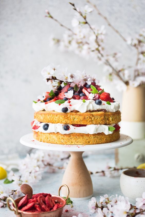 Torta a piani con fiori eduli  Torte a piani, Torte, Torte con fiori